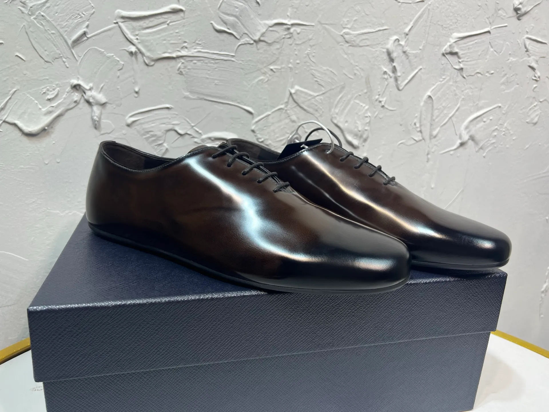 P760 prada derby2025 spring and autumn latest Prada lace-up classic retro men's shiny leather shoes, Shuffle double-button Mengke shoes, open side beaded cowhide, lining and foot cowhide, light rubber sole, sole height and thickness 10mm, original packaging black and brown 2 colors, code number: 39-46
